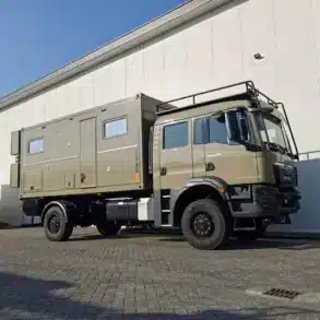 18-Foot-Expeditionskabine montiert auf MAN 4x4-Lkw, geeignet für autarke Reisen und Offroad-Einsätze