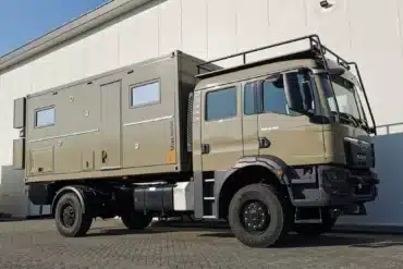 18-Foot-Expeditionskabine montiert auf MAN 4x4-Lkw, geeignet für autarke Reisen und Offroad-Einsätze