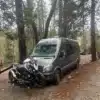 Mercedes Sprinter 170 2500 Camper Van mit Motorradträger und Motorrad im Wald geparkt