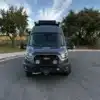 Frontansicht eines individuell ausgebauten Ford Transit 350 HR PASS XL AWD Vans aus dem Modelljahr 2022 mit Overland-Ausstattung.