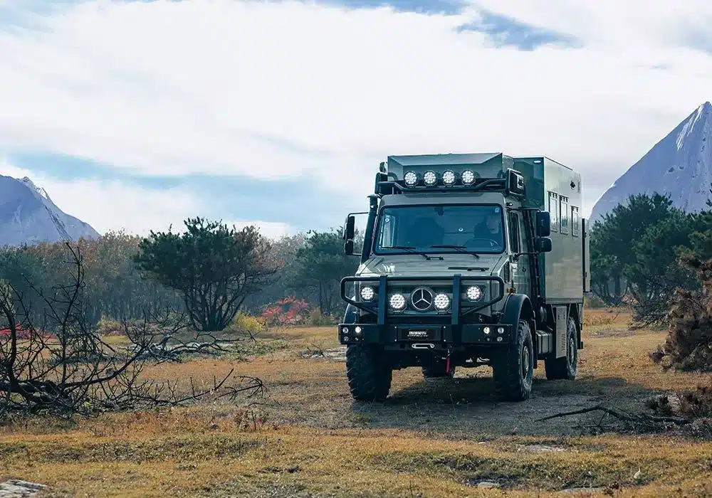 Unimog U3 Expedition Camper 2025 vor Berglandschaft im Offroad-Einsatz