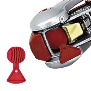 Roter AL-KO Safety Ball eingesetzt in eine Anhängerkupplung, daneben Ansicht des Balls einzeln.