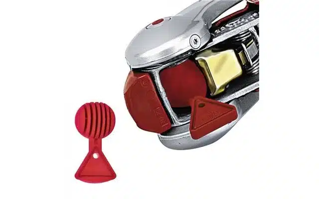 Roter AL-KO Safety Ball eingesetzt in eine Anhängerkupplung, daneben Ansicht des Balls einzeln.