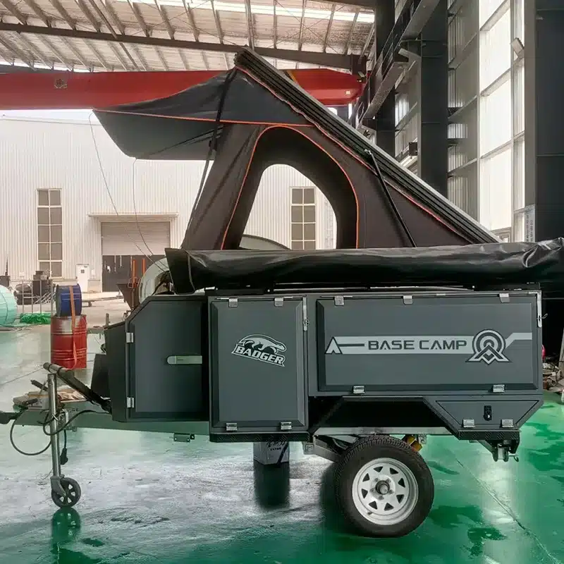 Base Camp 3B Mini Tent Camper Trailer mit ausgeklapptem Dachzelt in einer Halle