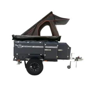 Seitenansicht des Base Camp 3B Mini Tent Camper Trailers mit aufgebautem Dachzelt und robustem Offroad-Fahrwerk.