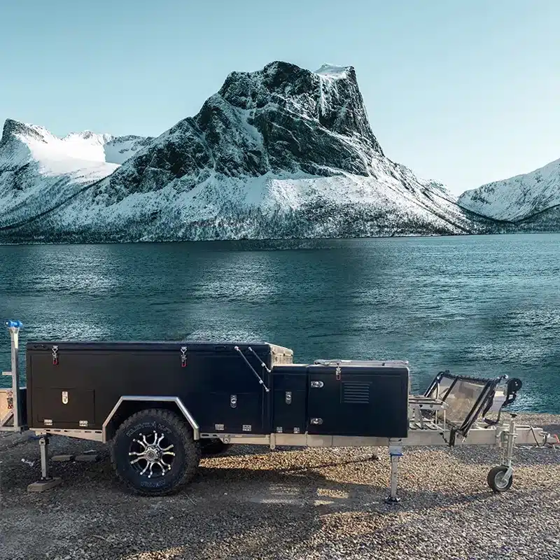 Offroad-Camper-Trailer Base Camp 3D Tent am Seeufer vor verschneiten Bergen