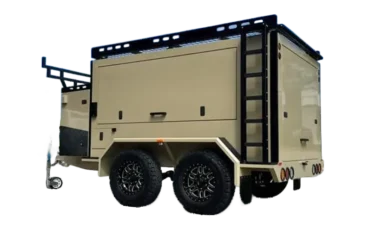 Base Camp Mars 2 Offroad-Camperanhänger mit zwei Achsen, Aluminiumrahmen und Staufächern, Seitenansicht.