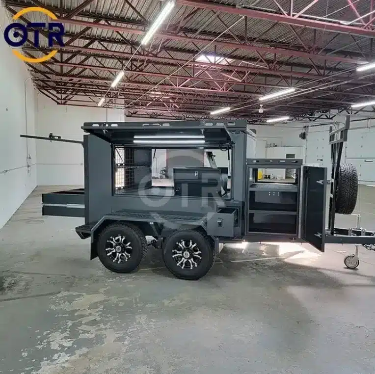 Robuster Offroad-Zeltanhänger Base Camp Mars 2 mit Aluminiumrahmen und großen Rädern, ausgestellt in einer Industriehalle