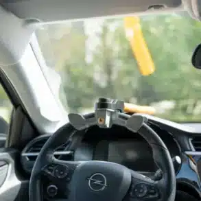 Berger Lenkradschloss befestigt am Lenkrad in einem Auto-Innenraum