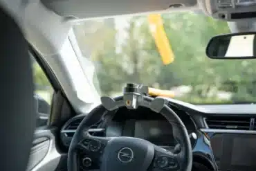 Berger Lenkradschloss befestigt am Lenkrad in einem Auto-Innenraum