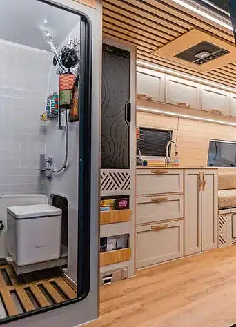 Blick in den hochwertig ausgebauten Innenraum des Crozier Campers Beyond 2 mit Bad, Küche und Sitzbereich