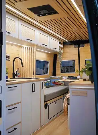 Modern ausgebauter Van Beyond 2 von Crozier Campers mit Küche, Sitzgruppe und Holzdekor