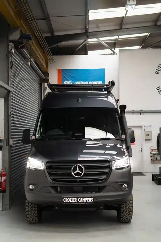Frontansicht eines ausgebauten Beyond 2 Campervans von Crozier Campers auf Mercedes-Benz Sprinter Basis in einer Werkstatthalle.