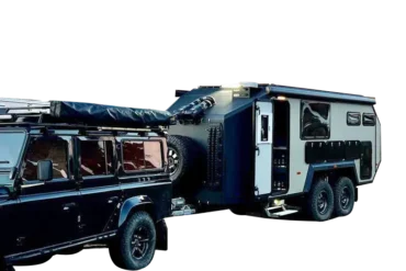 Black Rhino 2A Max Pro Caravan an einem Geländewagen für Offroad-Reisen abseits befestigter Straßen
