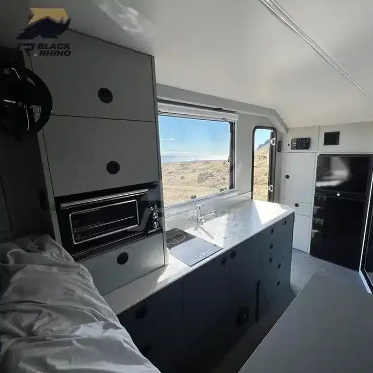 Küchenzeile und Innenraum des Black Rhino 2A Max Pro Caravan Campers mit Blick nach draußen