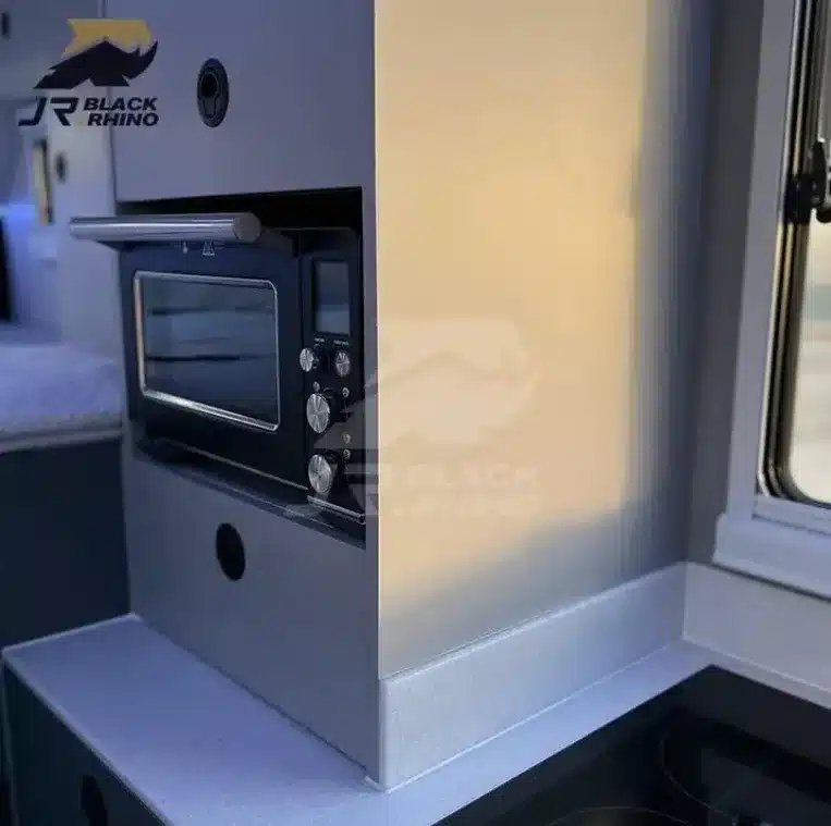 Küchenmodul mit eingebautem Ofen im Black Rhino 2A Max Pro Offroad-Caravan