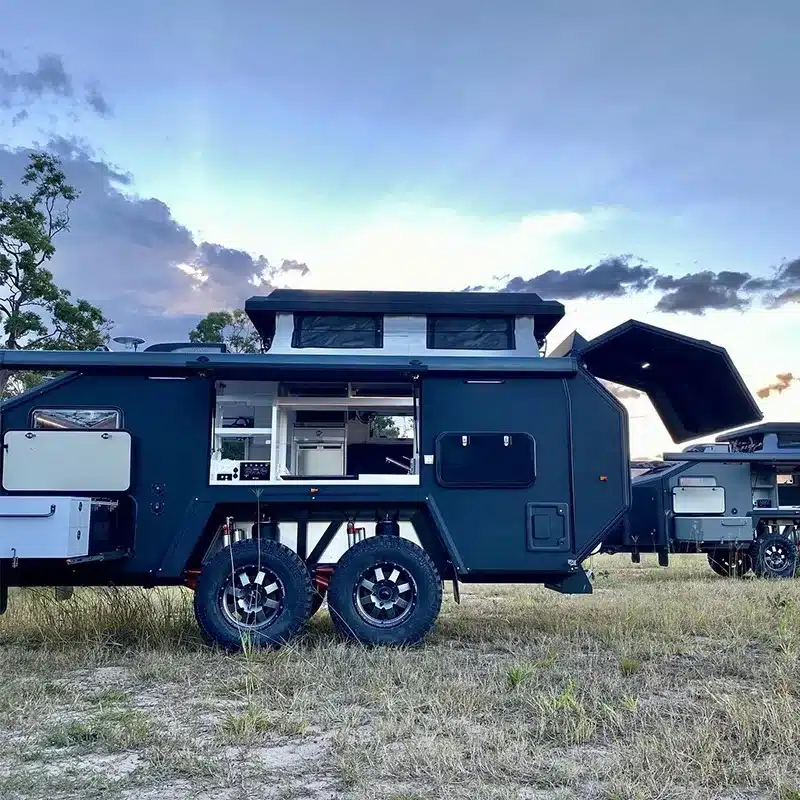Black Rhino 2A Max Up Offroad-Wohnwagen mit Pop-up-Dach und Outdoor-Küche im Einsatz