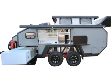 Seitenansicht eines Black Rhino 2A Max Up Offroad-Caravans mit ausgebauter Küche und geöffnetem Pop-up-Dach.