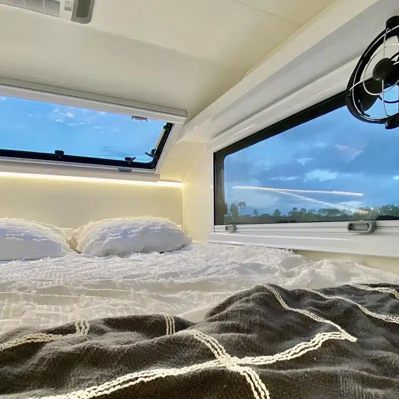 Innenraum des Black Rhino 2A Max Up Camping-Caravans mit Queensize-Bett und Panoramafenstern