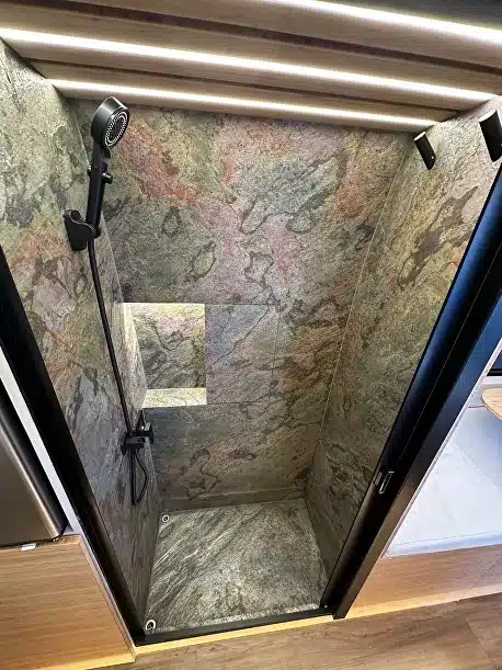 Dusche mit Steinoptik im Innenraum des Black Rhino MINI 2A MAX Offroad-Caravans