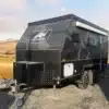 Black Rhino T12 Offroad-Caravan mit verstärktem Chassis und Offroad-Bereifung im Outdoor-Einsatz
