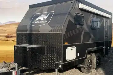 Black Rhino T12 Offroad-Caravan mit verstärktem Chassis und Offroad-Bereifung im Outdoor-Einsatz