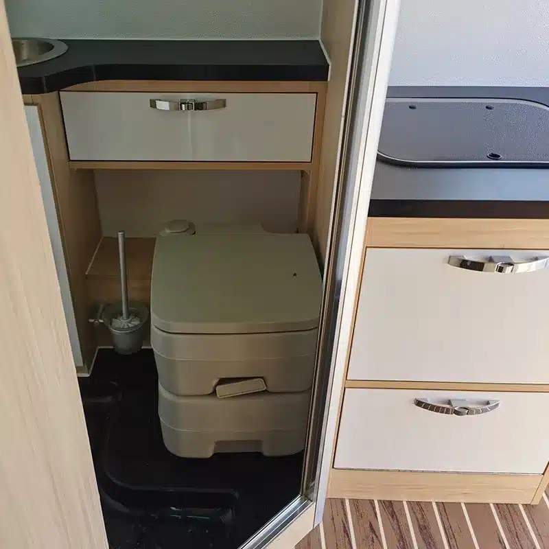 Toilettenbereich mit tragbarer Campingtoilette im Innenraum des Black Rhino T12 Offroad-Caravans