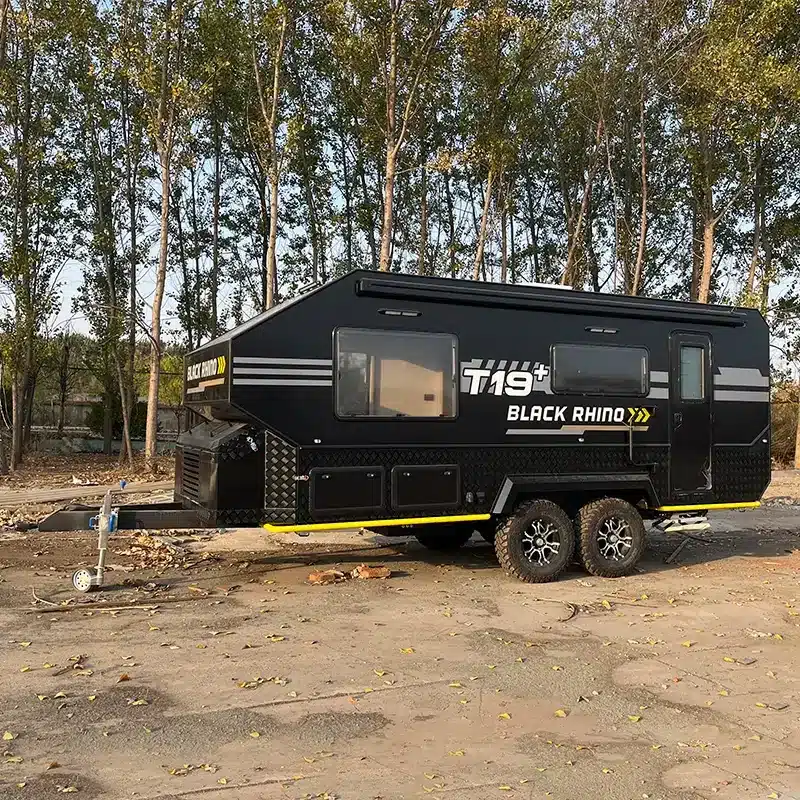 Black Rhino T19 Offroad-Caravan auf unbefestigtem Gelände mit großem Reifenprofil und moderner Optik