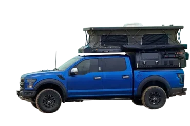 Blauer Pickup mit Black Stone Ilmenite Pop-up Camper und aufgeklapptem Dach im Gelände