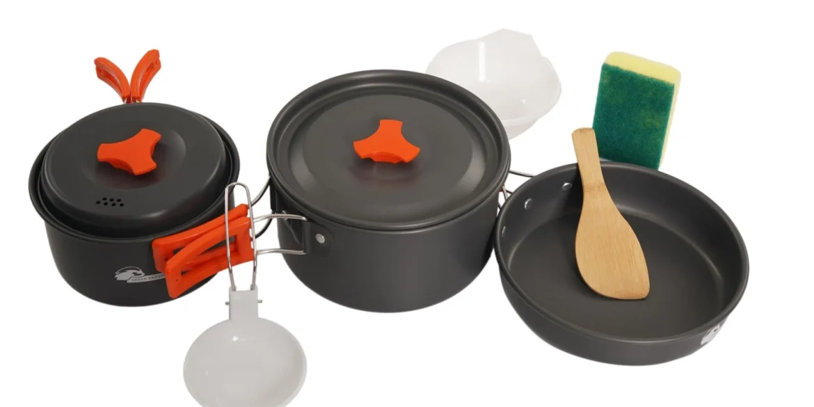Komplettes Urban Badger Camping-Kochset mit Töpfen, Pfanne, Kochlöffel, Schüssel und Schwamm auf weißem Hintergrund