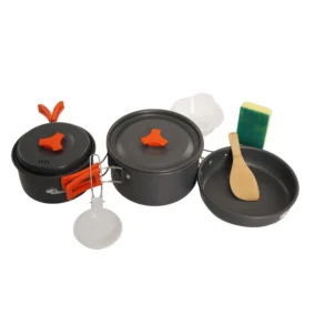 Komplettes Urban Badger Camping-Kochset mit Töpfen, Pfanne, Kochlöffel, Schüssel und Schwamm auf weißem Hintergrund