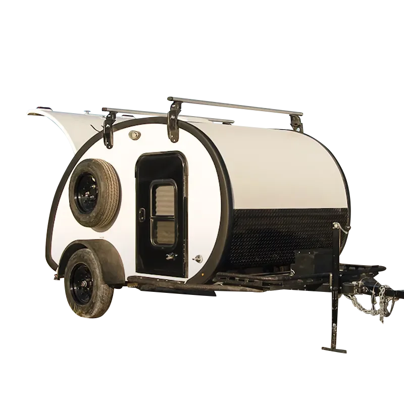 Seitenansicht des Comma CA Teardrop Camper Trailers mit Reserverad und robustem Fahrwerk.