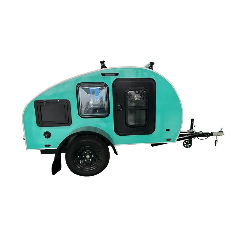 Seitliche Ansicht des türkisgrünen Comma CC Teardrop-Anhängers mit Tür und Fenster.