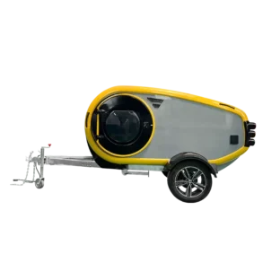 Seitenansicht des gelb-grauen Comma CE Teardrop-Campers mit runden Formen und Offroad-Bereifung