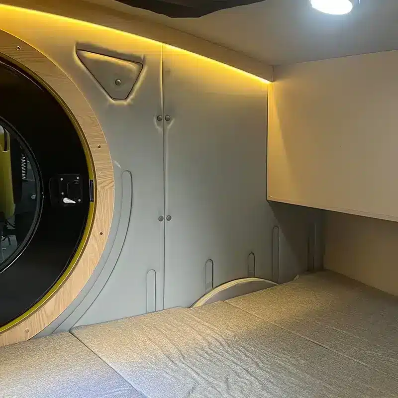 Minimalistische Schlafkabine im Comma CE Mikro-Camper mit Bett und modernem Design