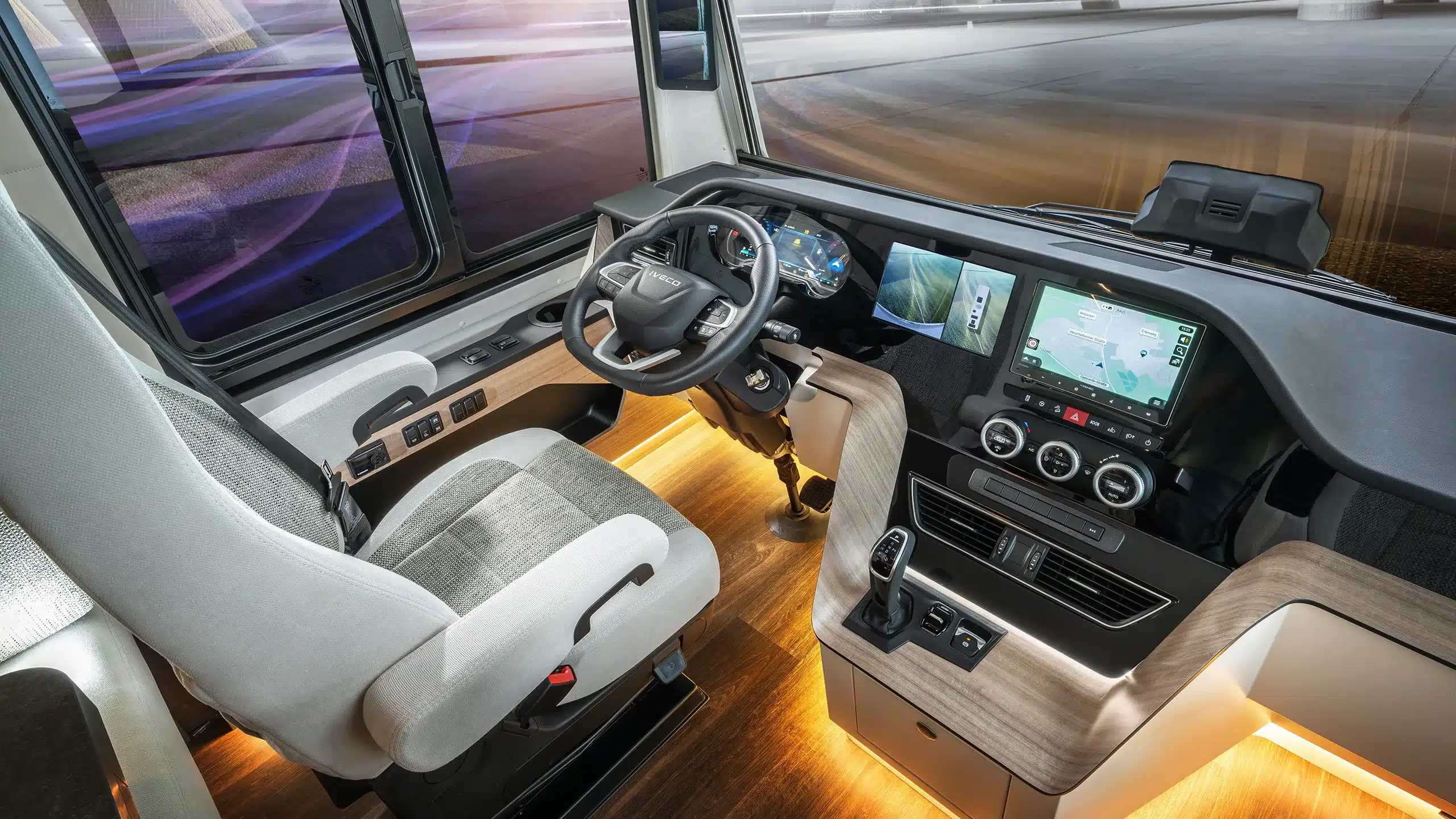 Innenansicht des Cockpits im Concorde Carver Reisemobil mit ergonomischem Sitz und moderner Ausstattung