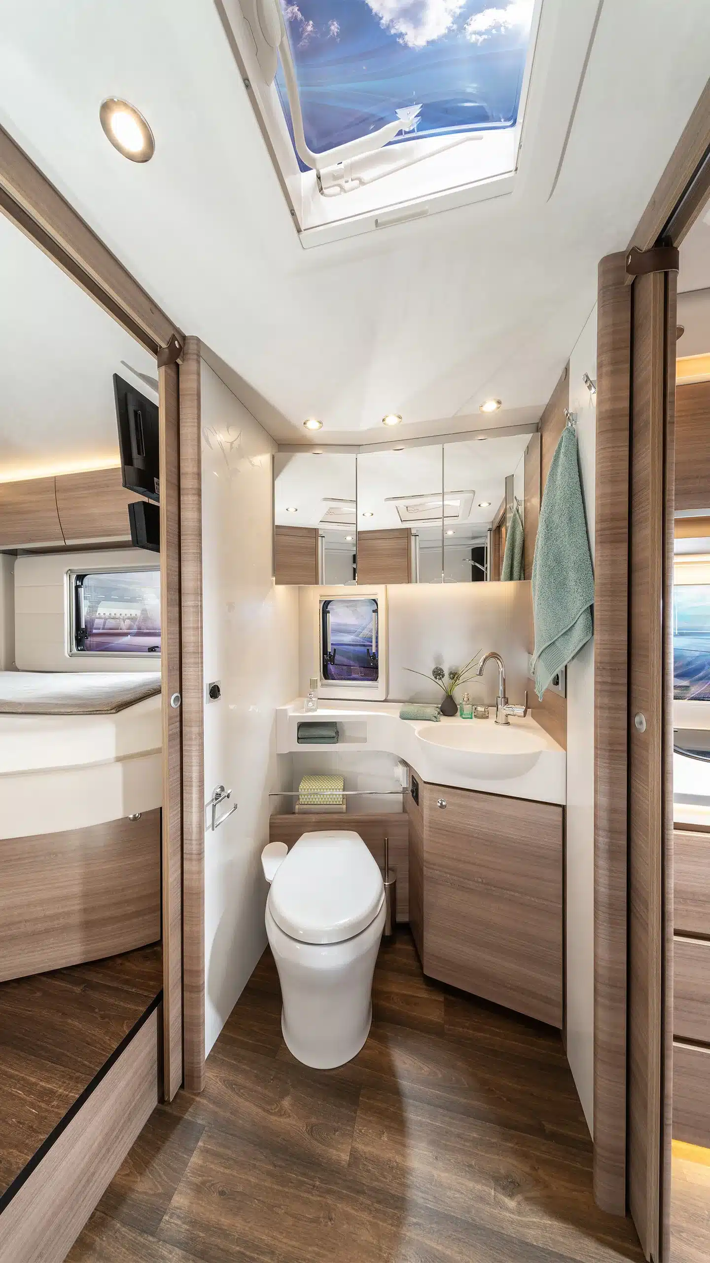 Badezimmer eines Concorde Carver Reisemobils mit Toilette, Waschtisch, Spiegel und Oberlicht