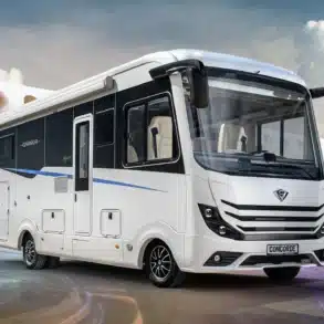 Concorde Carver Select Reisemobil vor einem modernen Gebäude