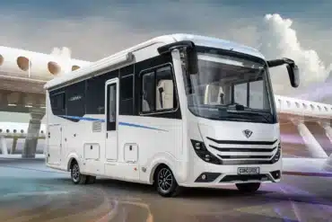 Concorde Carver Select Reisemobil vor einem modernen Gebäude