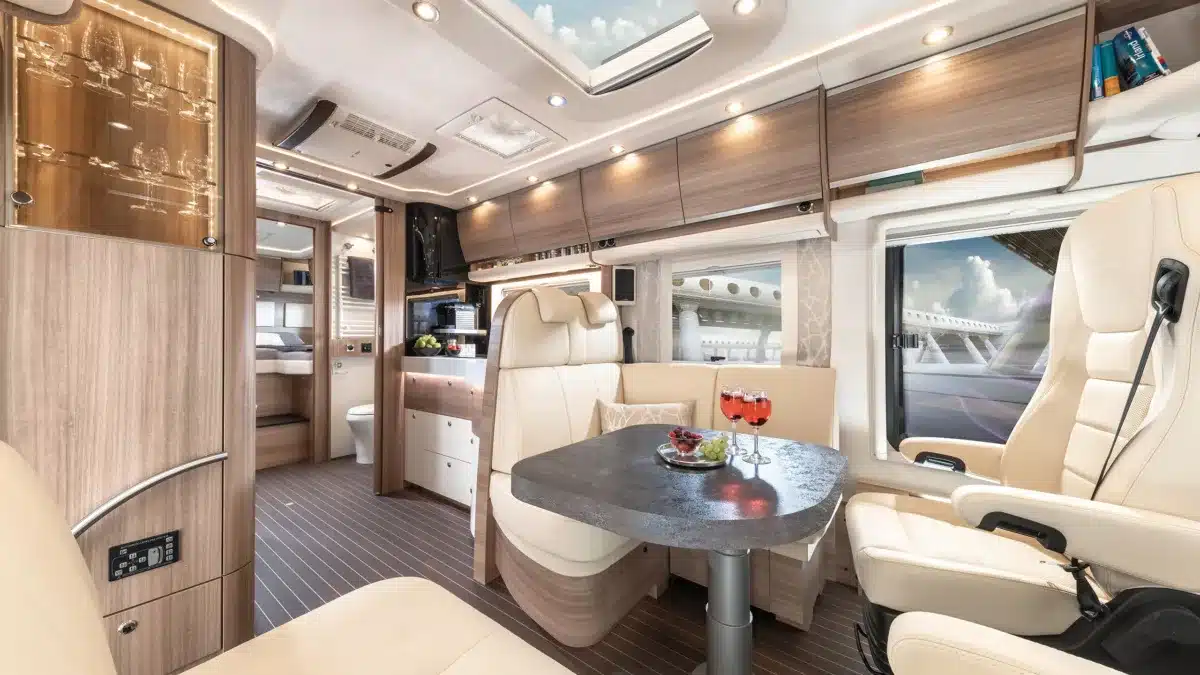 Hochwertig ausgestatteter Wohnraum im Concorde Carver Select Reisemobil mit Sitzgruppe, Küche und großen Fenstern