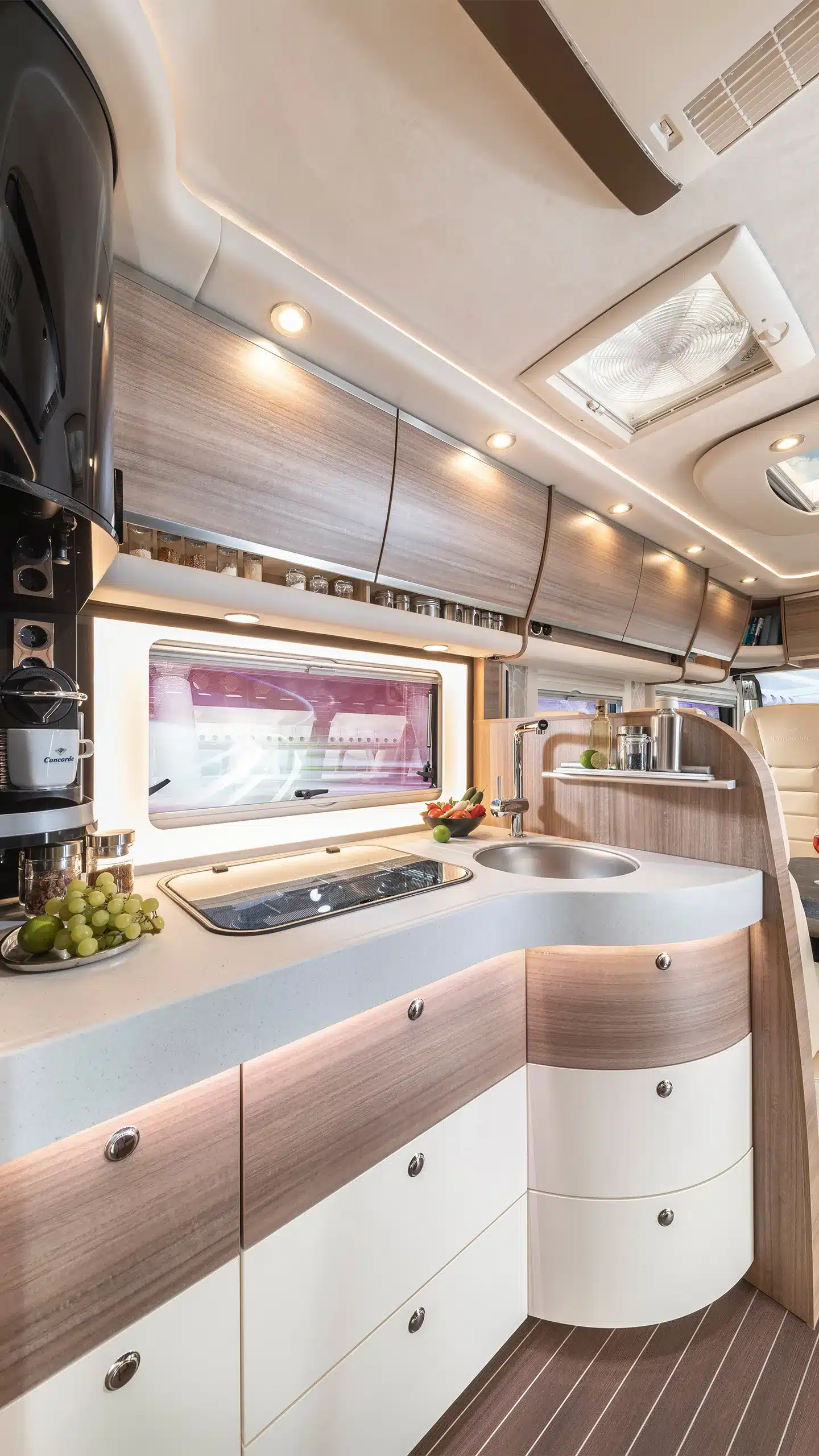 Küchenbereich im luxuriösen Concorde Carver Select Reisemobil mit Spüle, Herd und Designermöbeln.