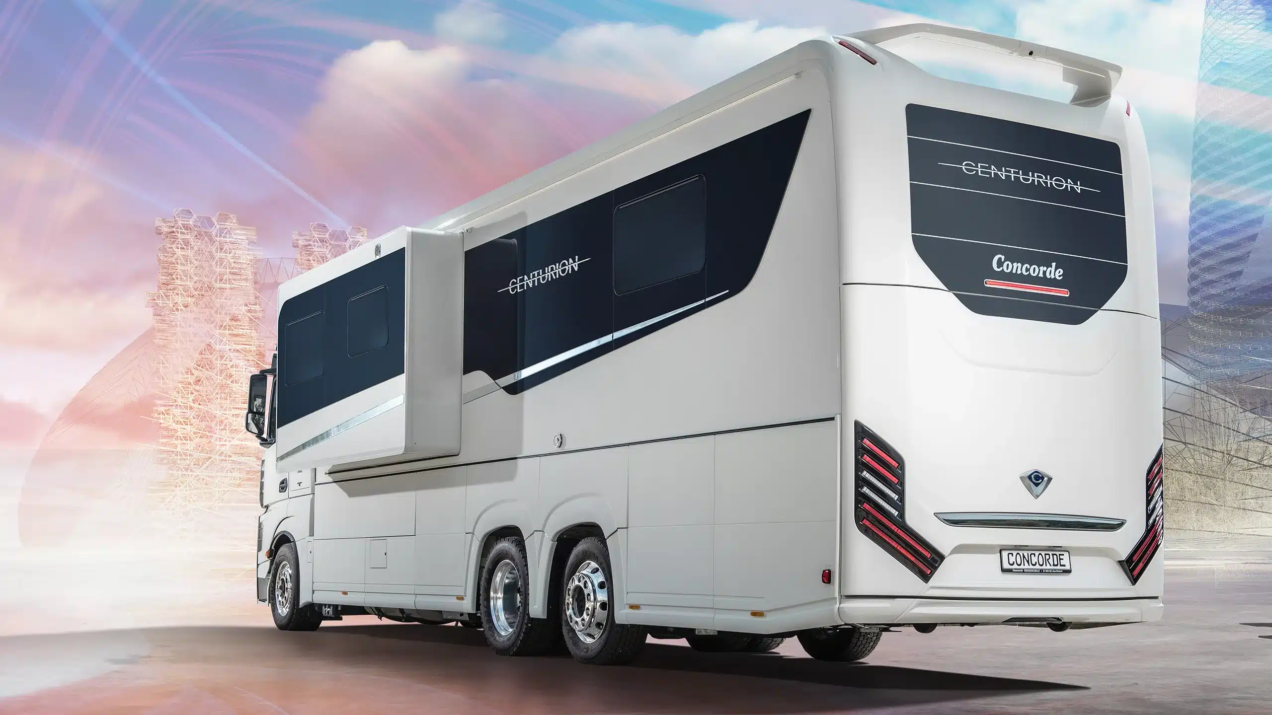 Heckansicht eines Concorde Centurion Actros Luxus-Reisemobils mit großem Aufbau und mehreren Achsen
