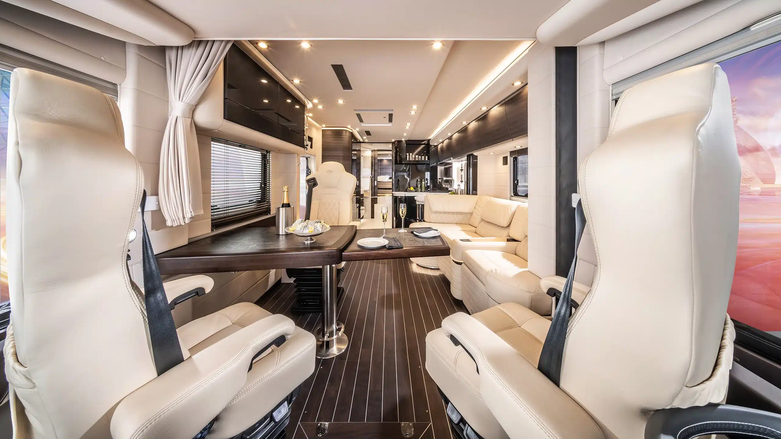 Wohnraum des Concorde Centurion Actros mit Lounge, Designermöbeln und heller Lederausstattung