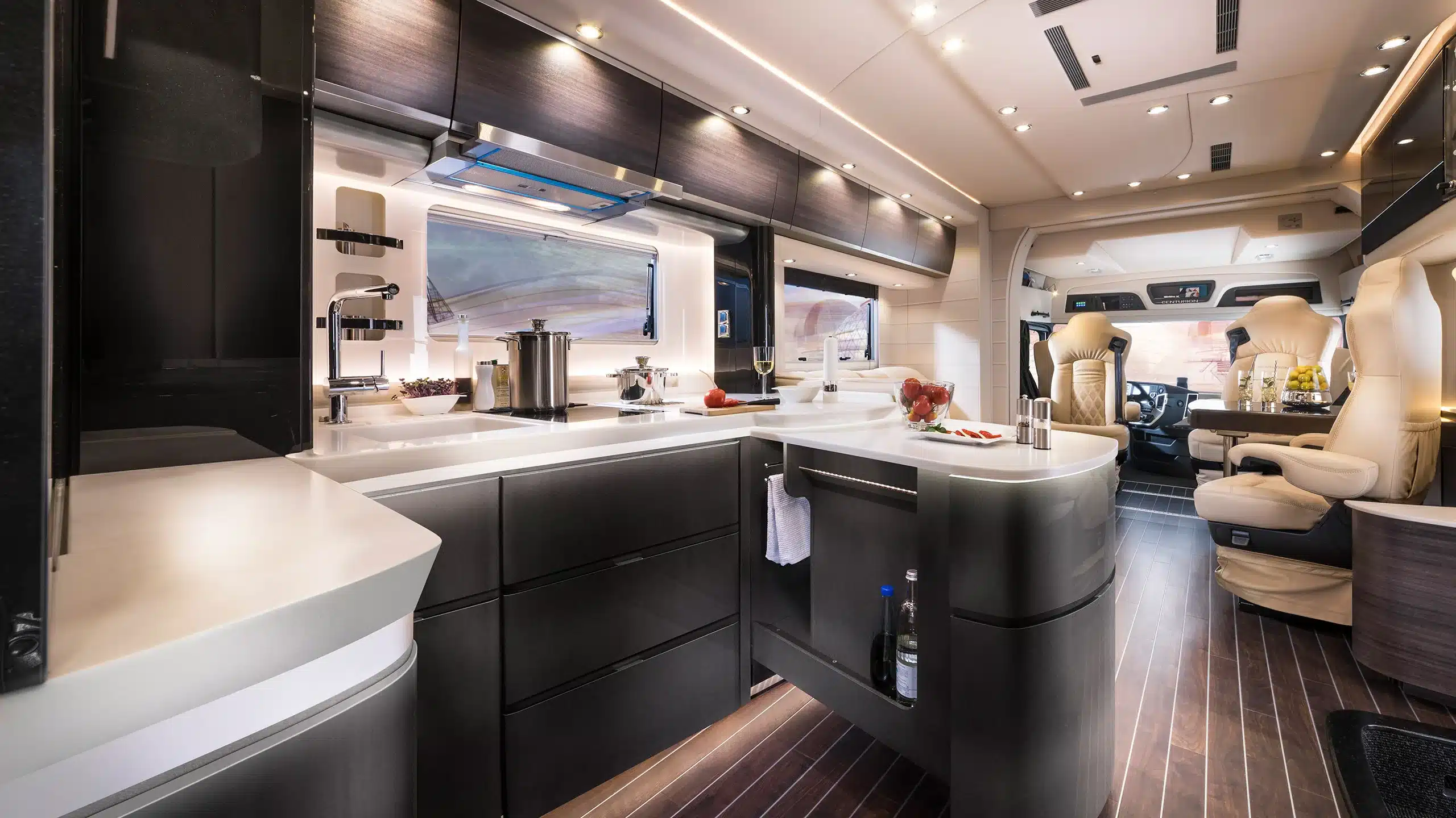 Innenansicht der hochwertigen Wohnküche und Fahrerkabine im Concorde Centurion Actros Luxusreisemobil