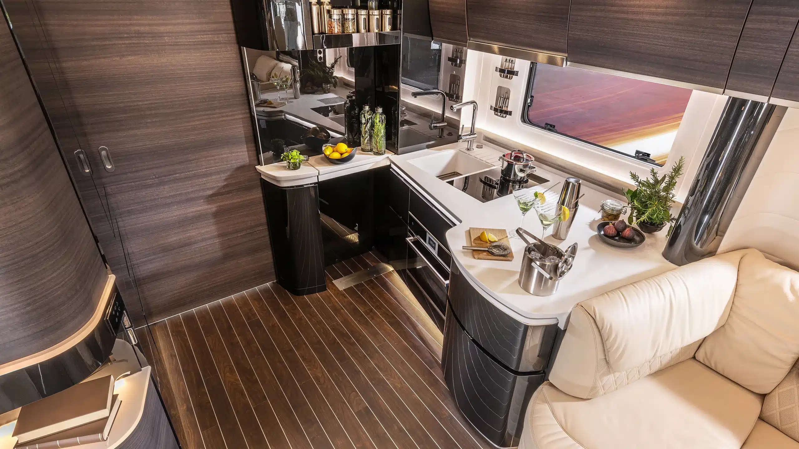 Moderne Luxus-Wohnküche mit viel Arbeitsfläche im Concorde Centurion Actros Reisemobil