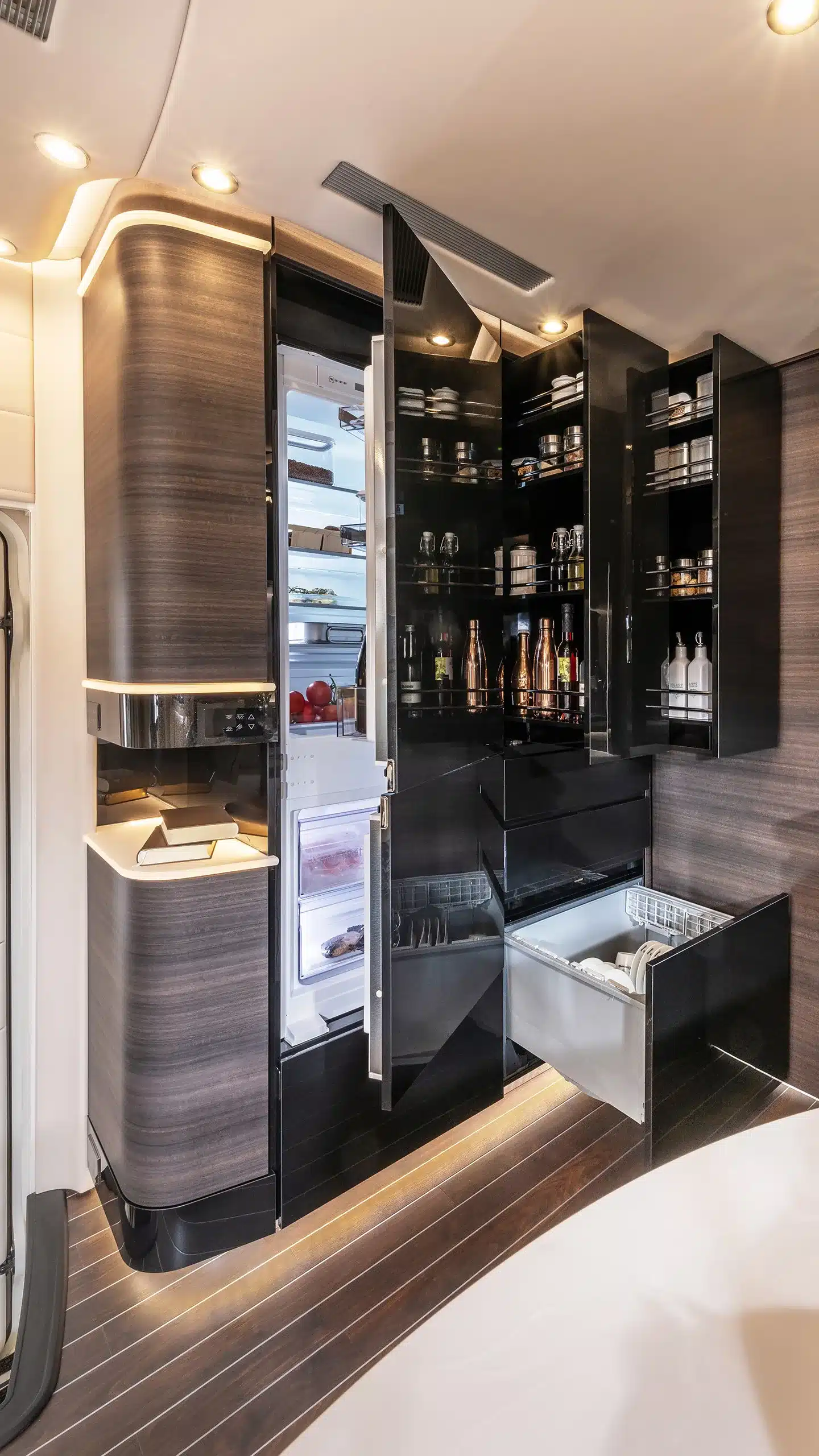 Küchenbereich mit offenen Schränken, Kühlschrank und Geschirrspüler im Concorde Centurion Actros Reisemobil