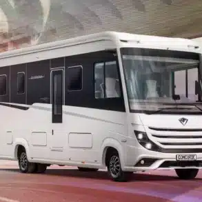 Außenansicht des Concorde Charisma Graphite Edition Premium-Reisemobils unter einer futuristischen Überdachung