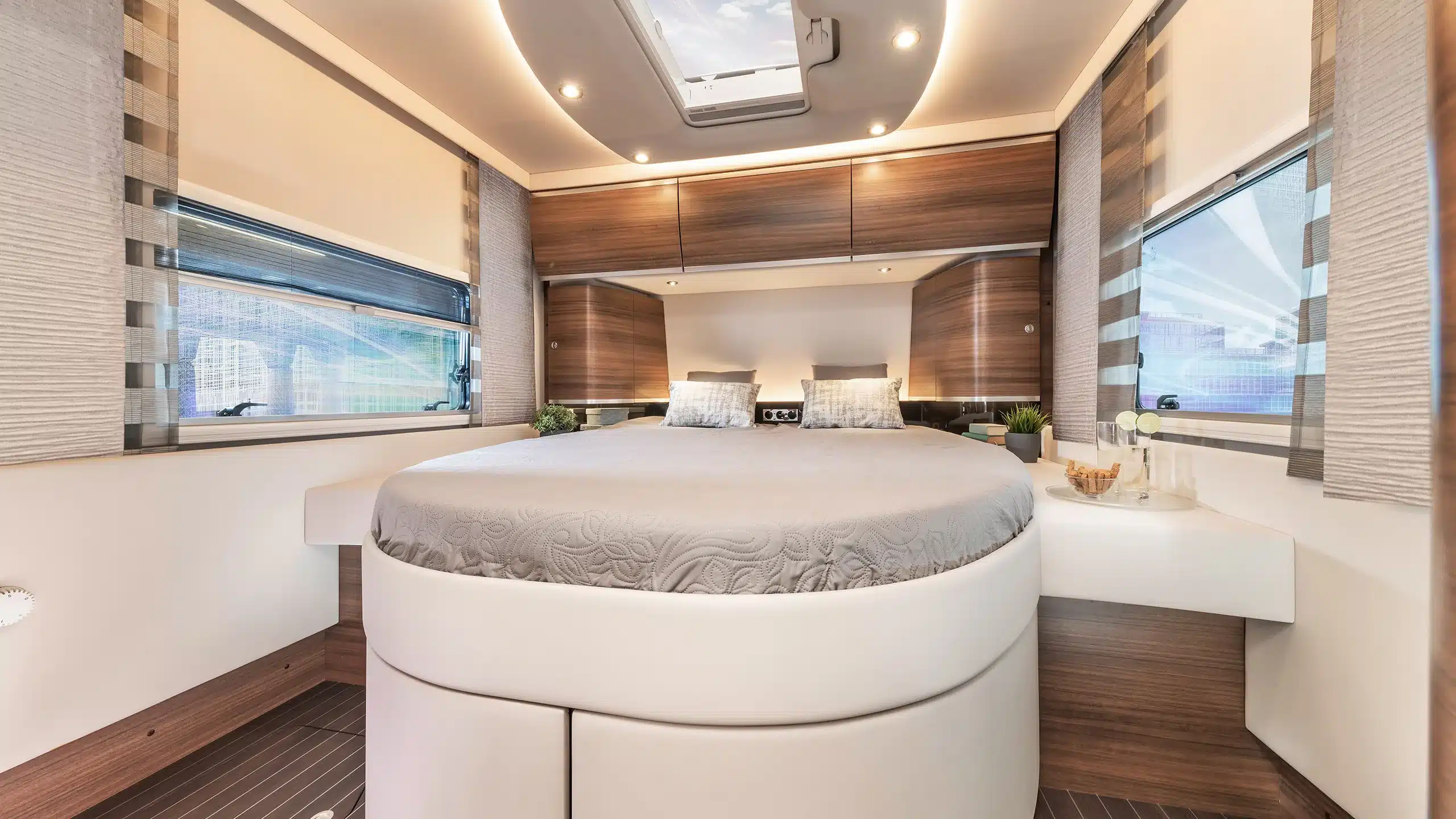 Schlafzimmer mit großem Bett und edler Einrichtung im Concorde Charisma Wohnmobil