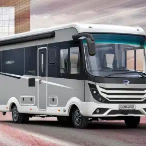 Außenansicht des Concorde Credo Graphite Edition Luxus-Reisemobils mit Busspiegeln und kontrastreichem Farbspiel