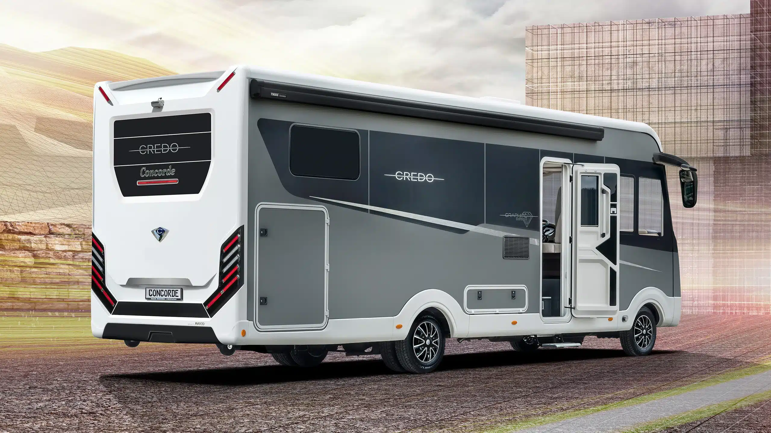 Luxus-Reisemobil Concorde Credo Graphite Edition in moderner zweifarbiger Optik mit markanter Linienführung, fotografiert seitlich von hinten.